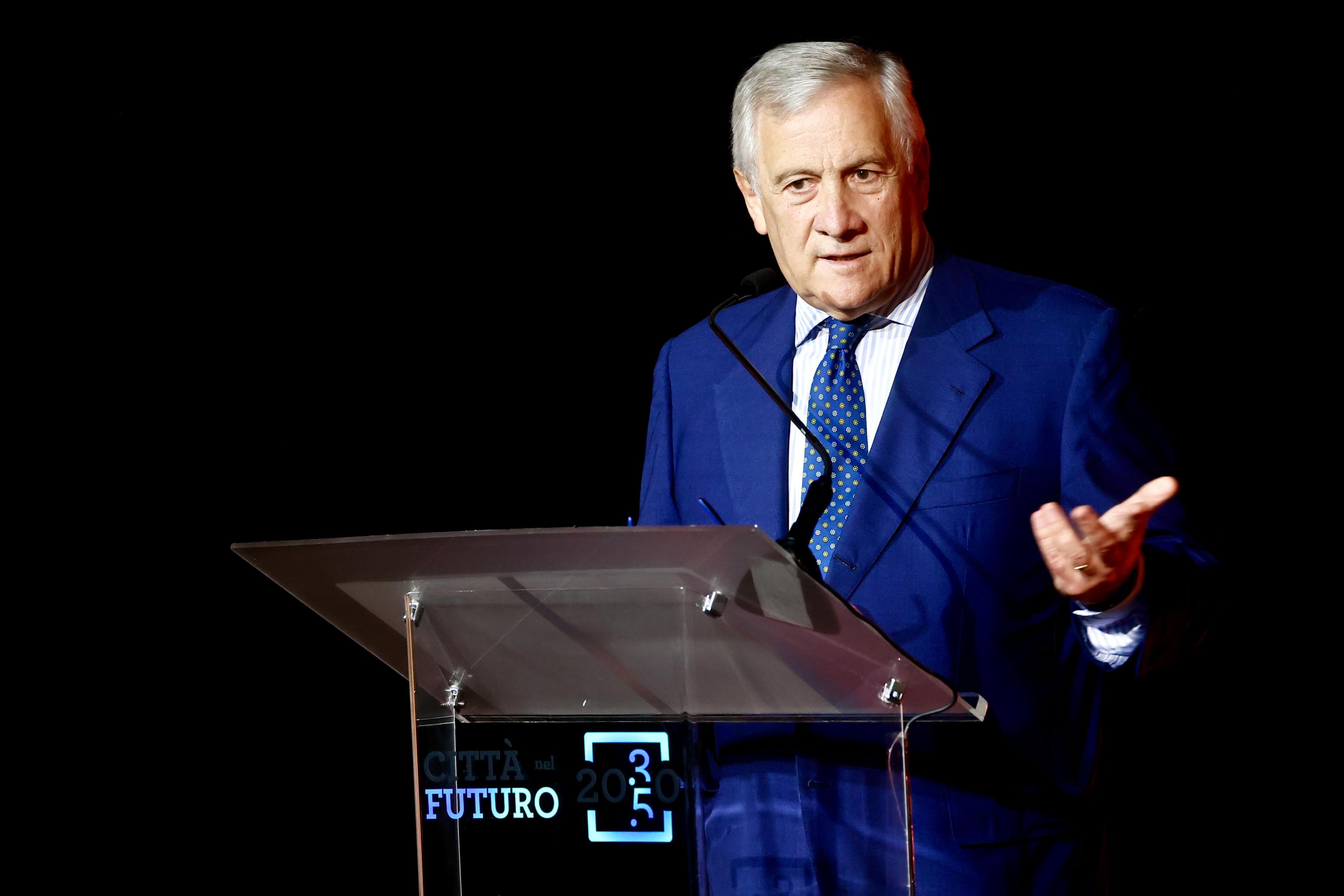 Tajani: “L’unico centro di gravità permanente è Forza Italia”