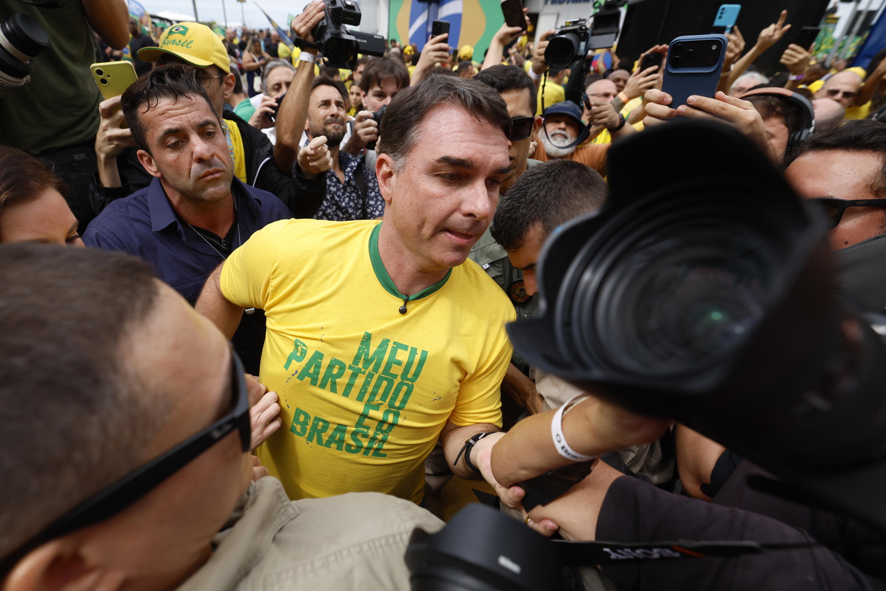 Brasile: Flavio Bolsonaro va al ballottaggio da favorito