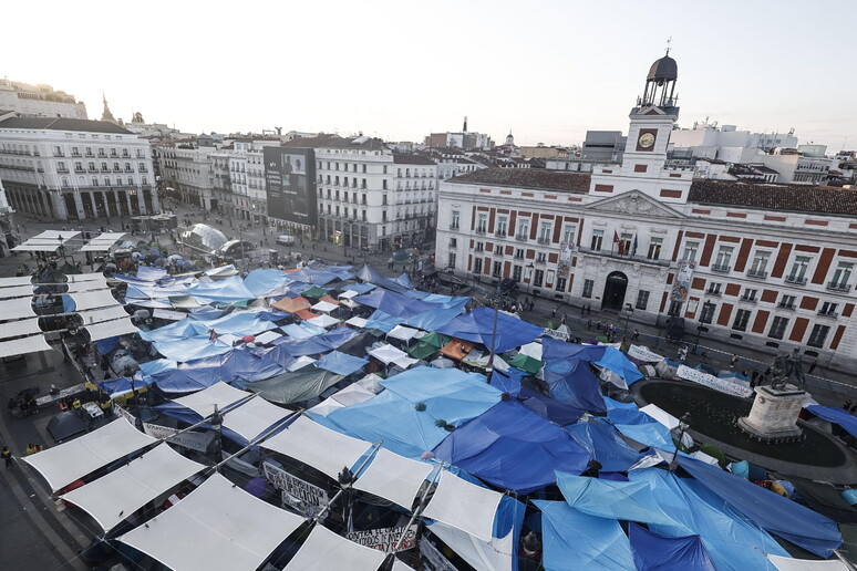 Sánchez attacca la proprietà e Schlein lo difende 
