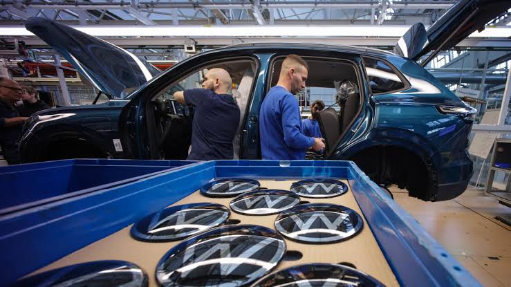 Volkswagen rescinde 10 contratti collettivi
