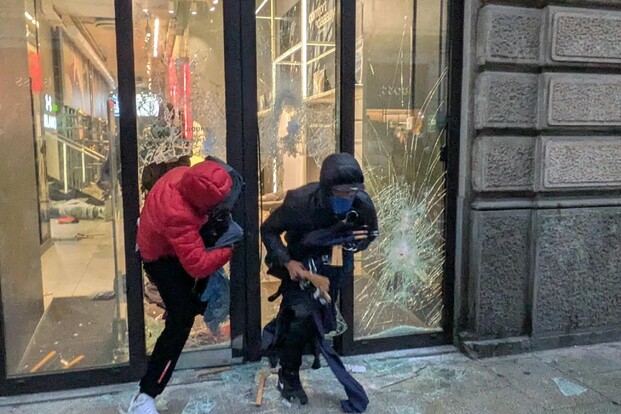 Il capitalismo non è il nemico dei poveri: due ipotesi sui ragazzi di Piazza Duomo