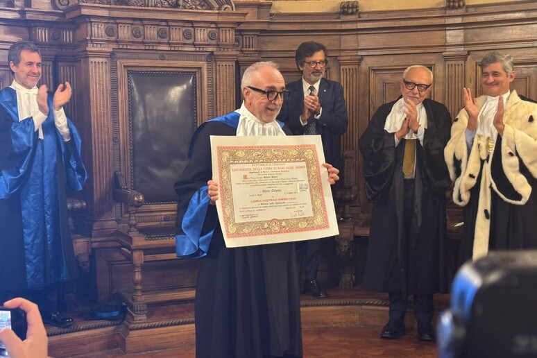 L’autorevolezza sotto i riflettori: l’accademia, il sapere e la corsa alla visibilità 