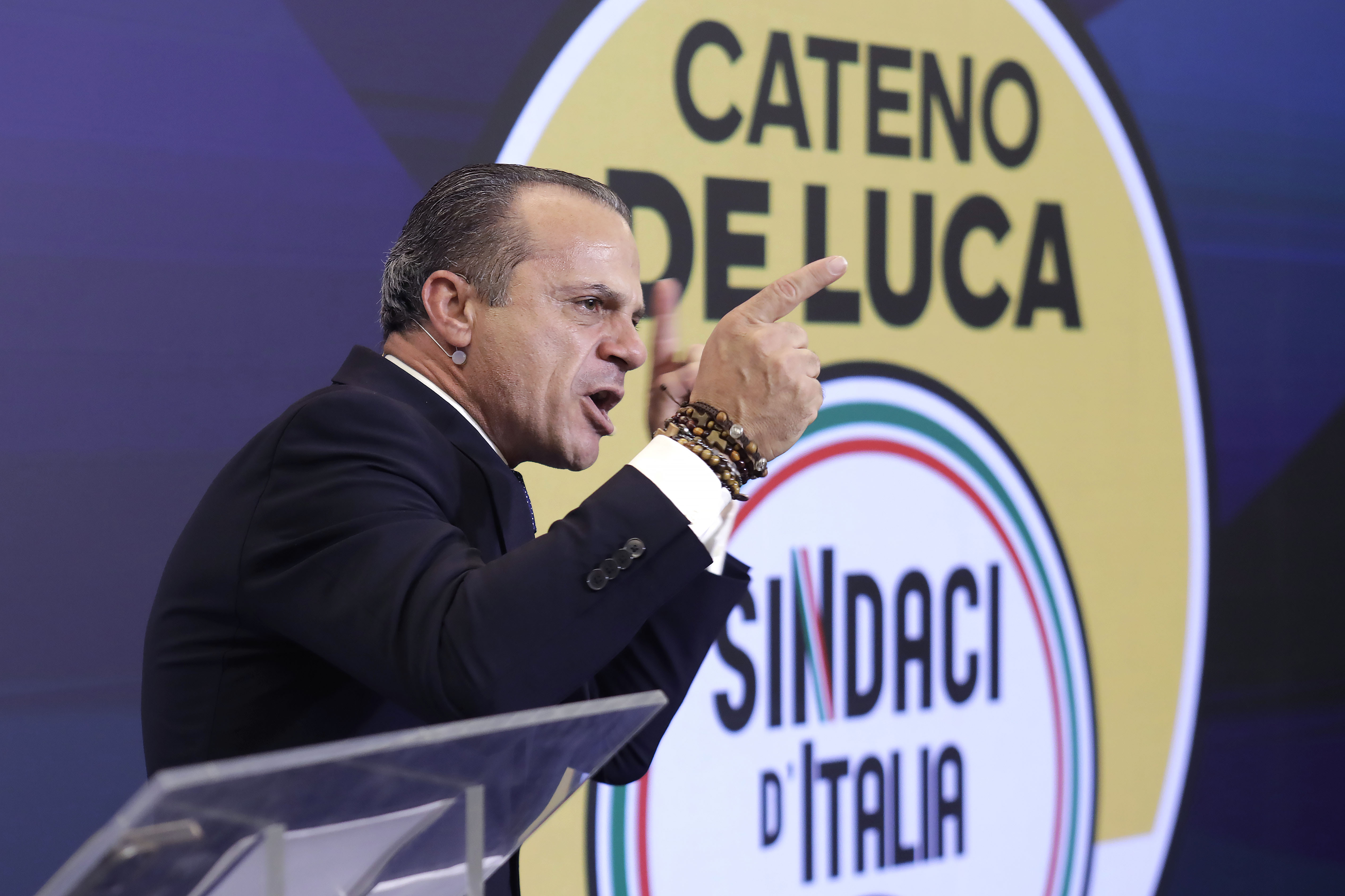 Cateno De Luca svela il simbolo di “Sindaci d’Italia”